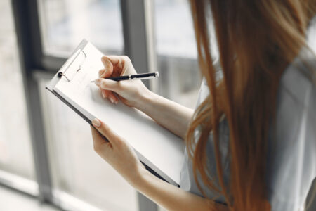 Femme qui écrit des notes debout