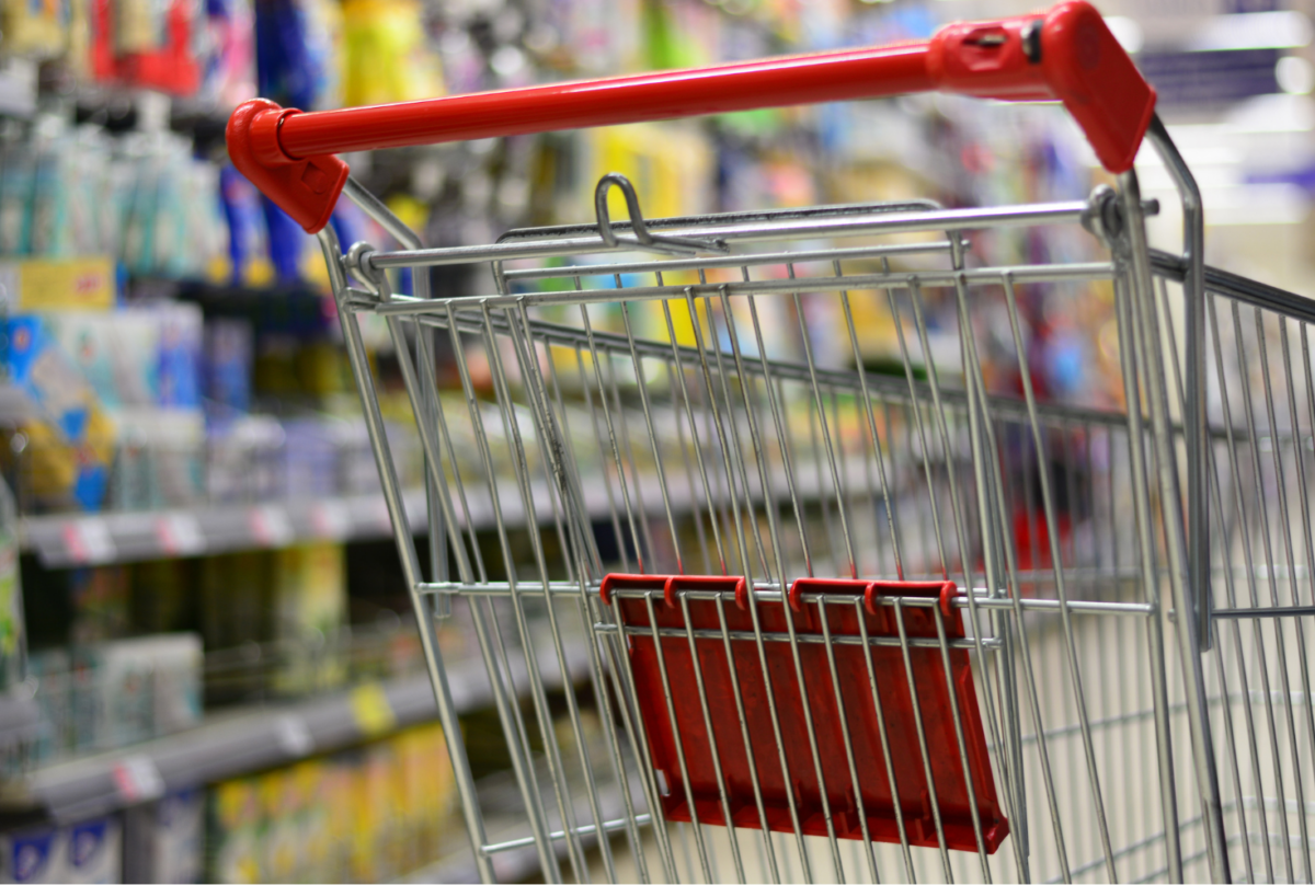 un caddie dans un supermarché