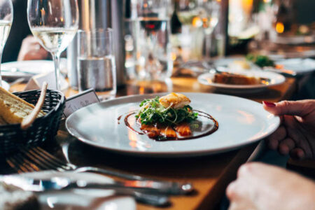 assiette de plat posé sur une table dans un restaurant