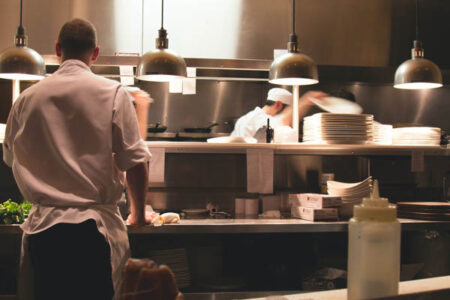 équipes de cuisiniers dans la cuisine d'un restaurant