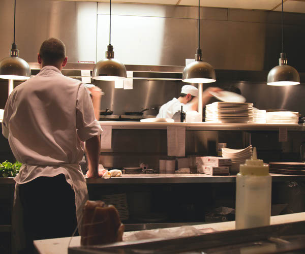 équipes de cuisiniers dans la cuisine d'un restaurant