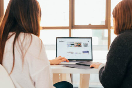 2 femmes qui travaillent sur un ordinateur