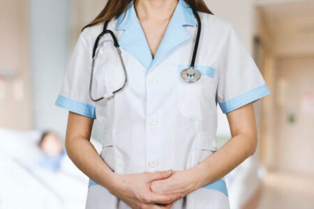 femme en blouse blanche portant un stéthoscope