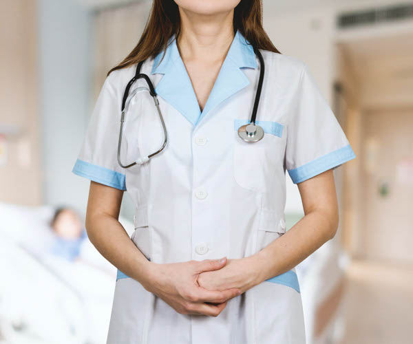 femme en blouse blanche portant un stéthoscope