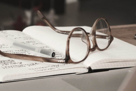 lunettes marron sur un cahier