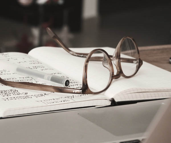 lunettes marron sur un cahier