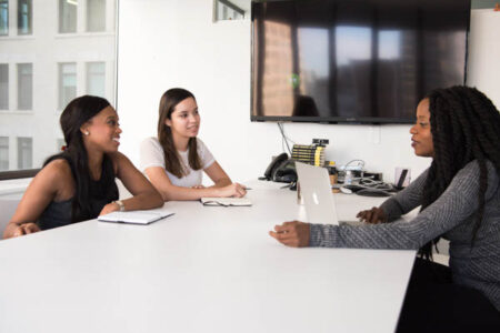 réunion entre 3 femmes