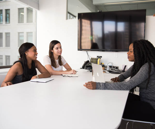réunion entre 3 femmes