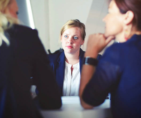 femme qui a un entretien avec 2 autres femmes