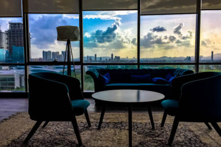 salle de réunion avec 1 canapé et 2 fauteuils