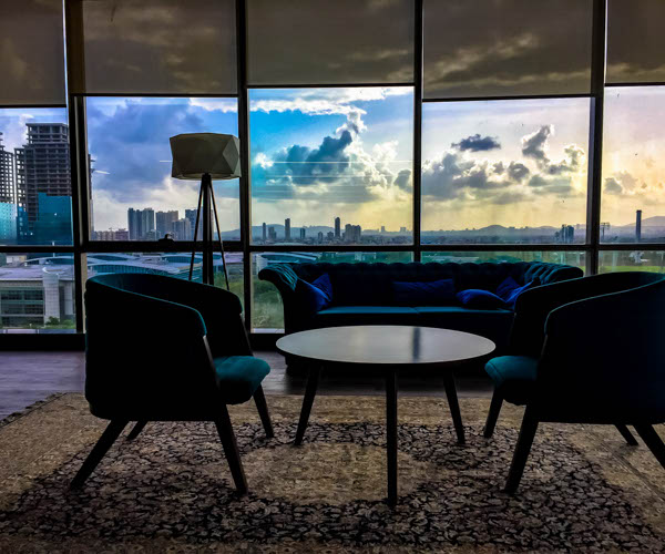 salle de réunion avec 1 canapé et 2 fauteuils