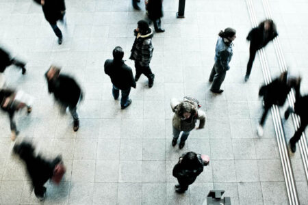 Personnes qui marchent