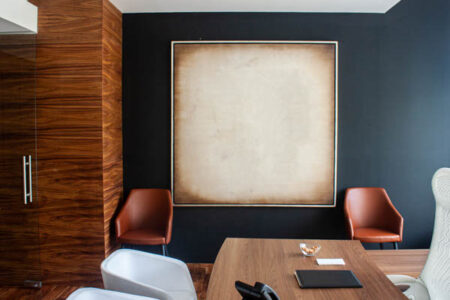 salle de réunion avec 2 fauteuils blancs et marron