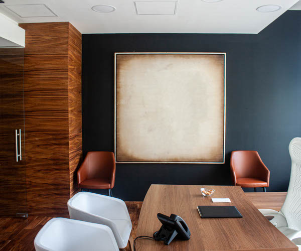 salle de réunion avec 2 fauteuils blancs et marron