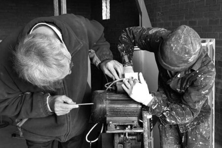 personnes qui travaillent sur une machine