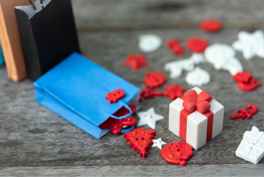 Petits paquets cadeaux rouges et blancs