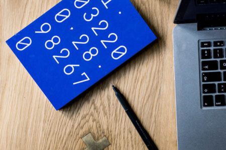 Une calculatrice avec et un ordinateur portable sur un bureau