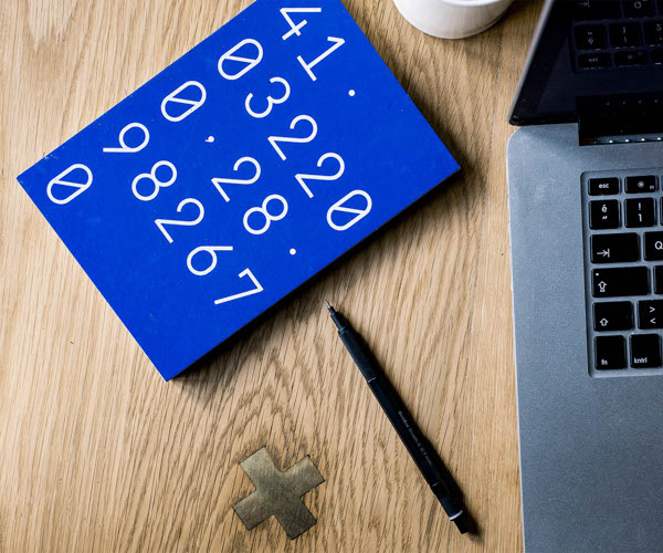 Une calculatrice avec et un ordinateur portable sur un bureau