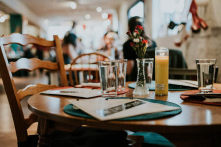 plusieurs tables avec couverts et chaises