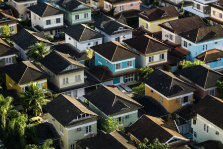 Maisons de couleurs dans un lotissement