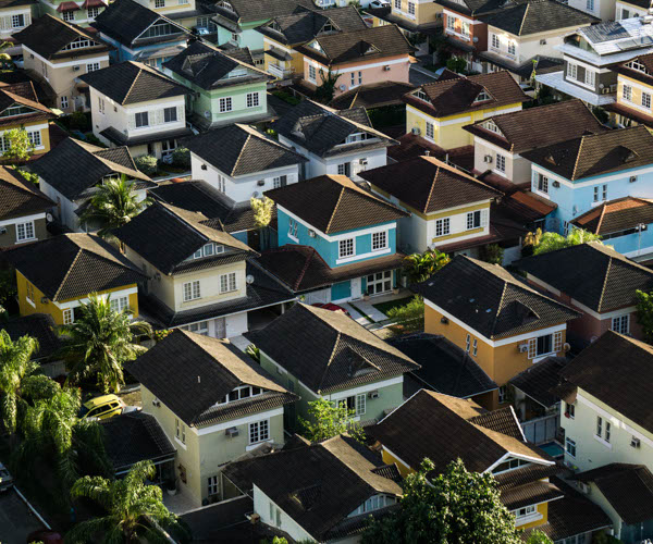 Maisons de couleurs dans un lotissement