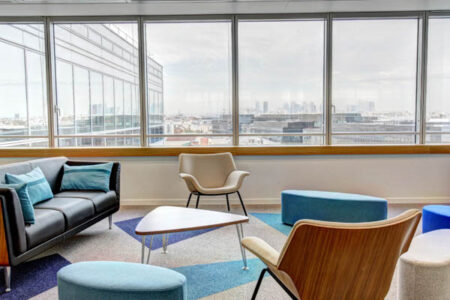 tables et fauteuils avec canapé dans une salle de réunion