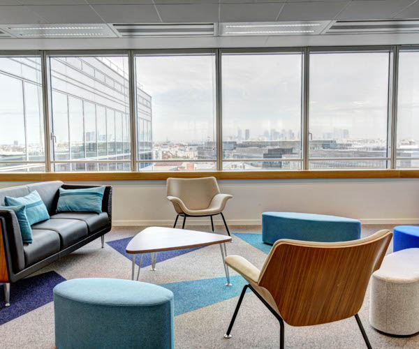 tables et fauteuils avec canapé dans une salle de réunion